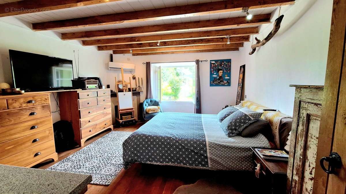 master bedroom/ chambre principle 1 - Maison à LOUBERSAN