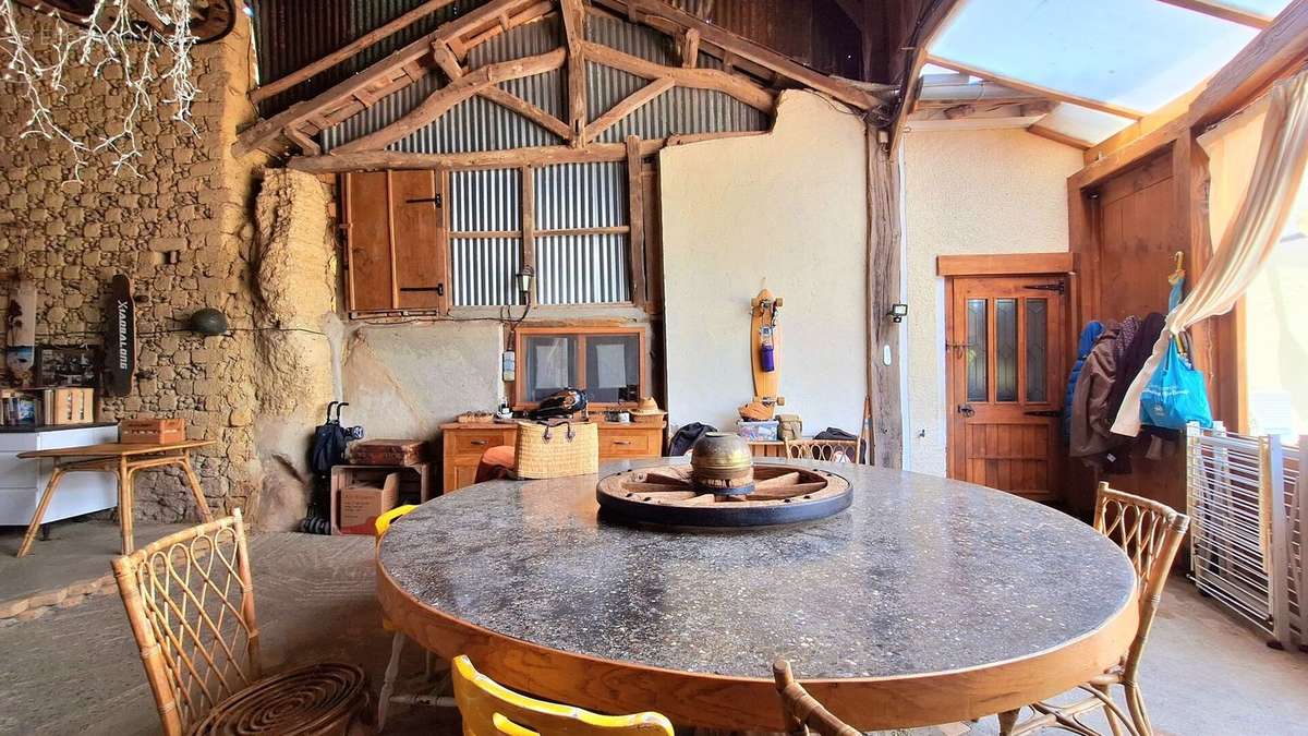 outdoor dining area - Maison à LOUBERSAN