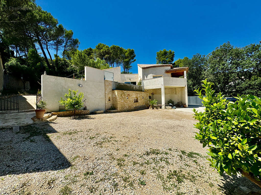 Maison à LAUDUN-L&#039;ARDOISE