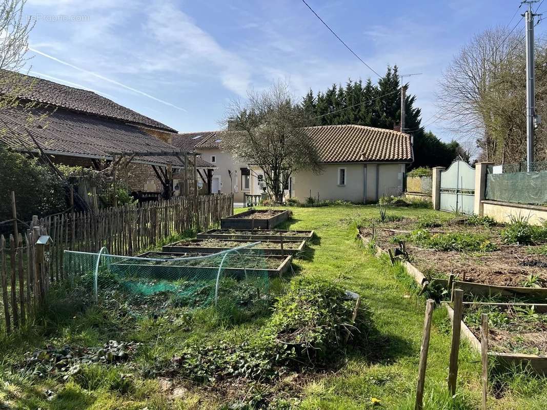 Maison à NANTEUIL-EN-VALLEE