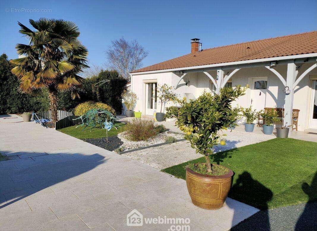 Entrée de la maison avec piscine couverte - Maison à SAINT-HILAIRE-LA-FORET