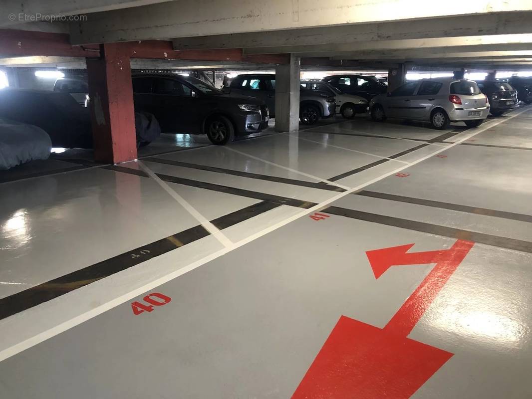 Parking à PARIS-17E