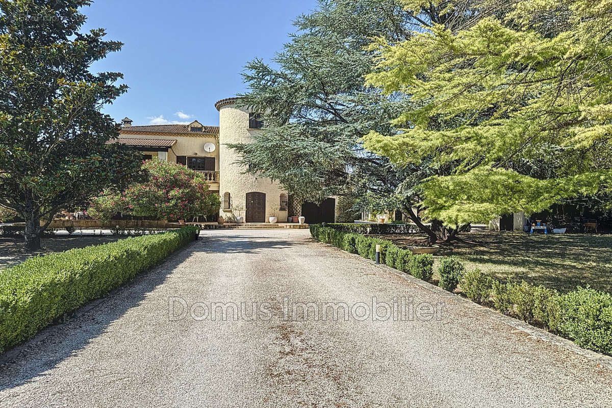 Maison à ENTRAIGUES-SUR-LA-SORGUE