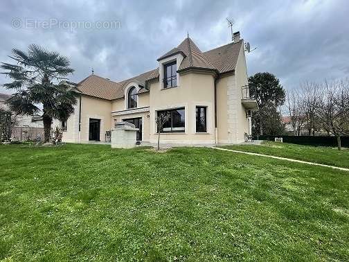 Maison à FONTENAY-TRESIGNY