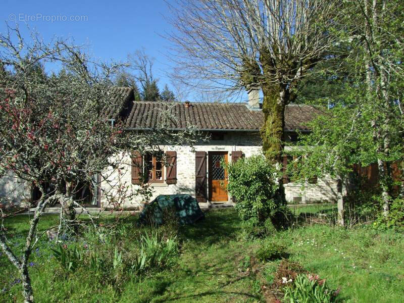 Maison à LA CHAPELLE-MONTBRANDEIX