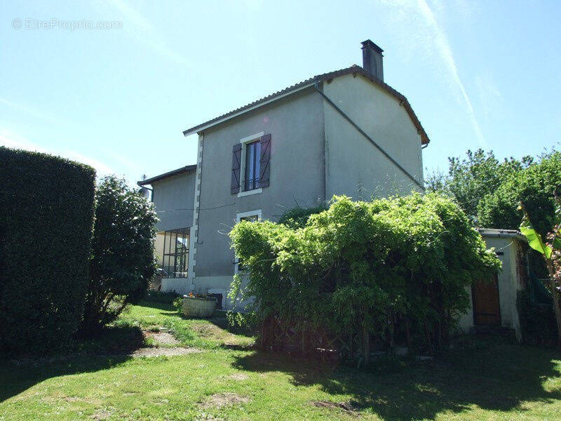 Maison à ORADOUR-SUR-VAYRES