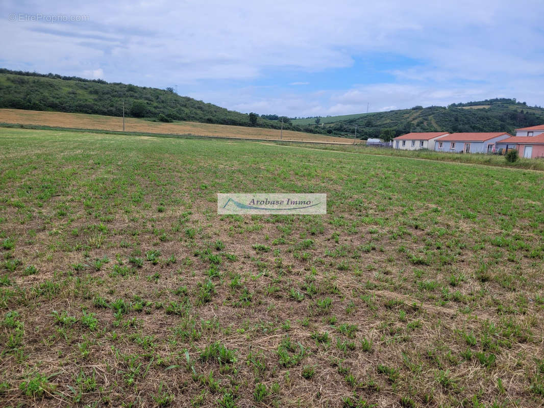 Terrain à LE BREUIL-SUR-COUZE