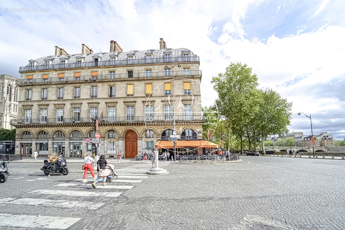 Appartement à PARIS-1E