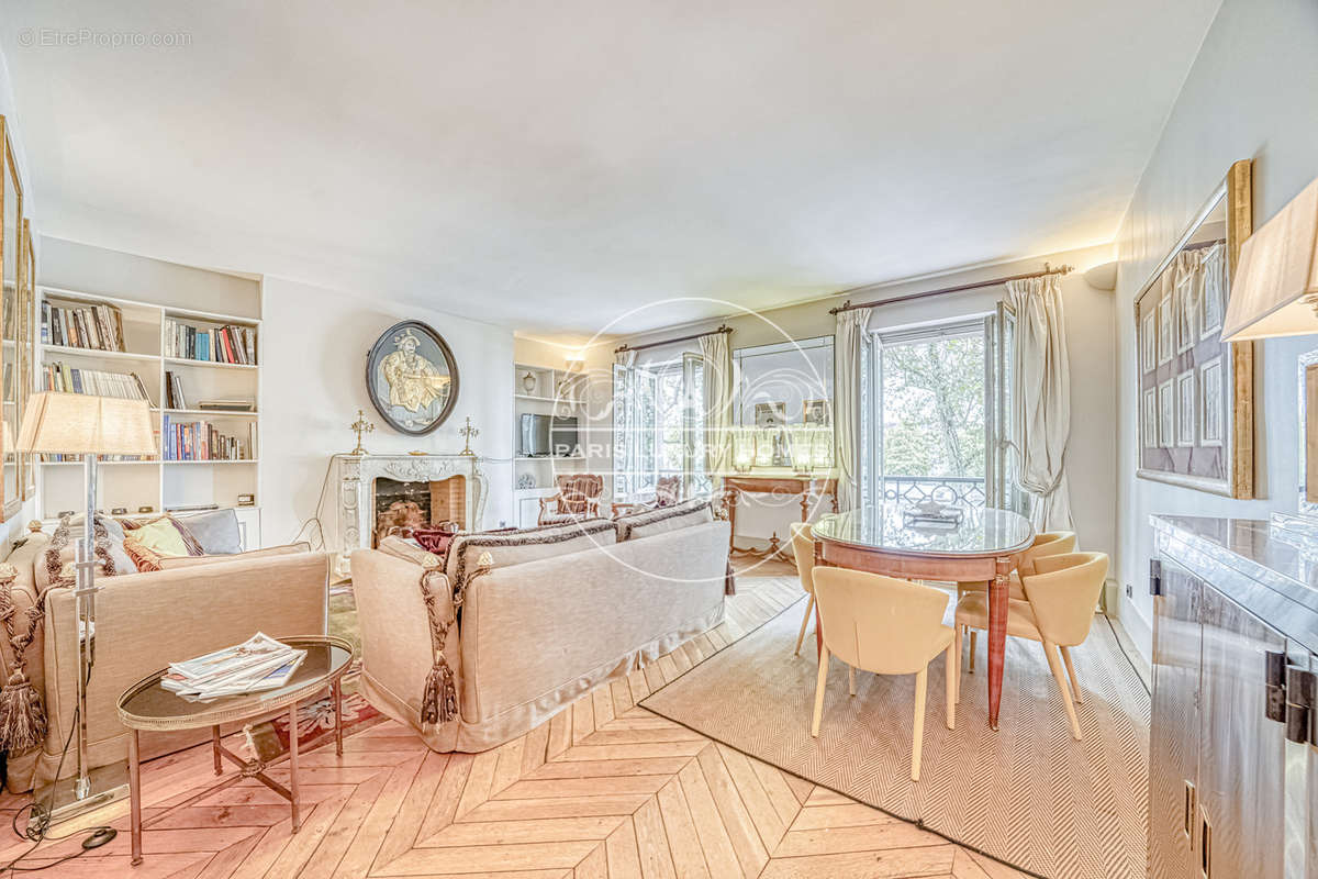 Appartement à PARIS-1E