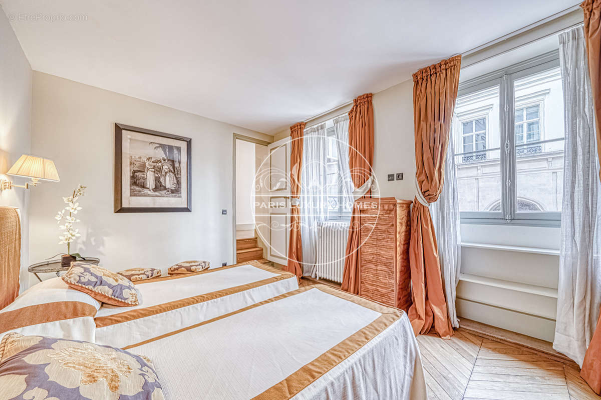 Appartement à PARIS-1E