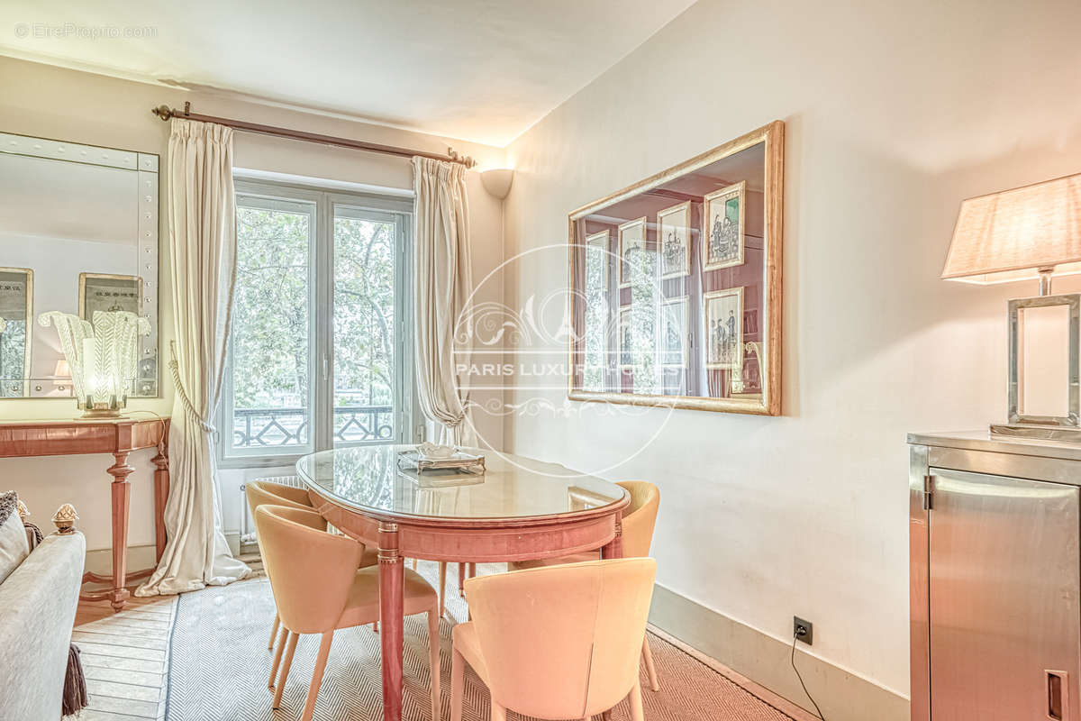 Appartement à PARIS-1E