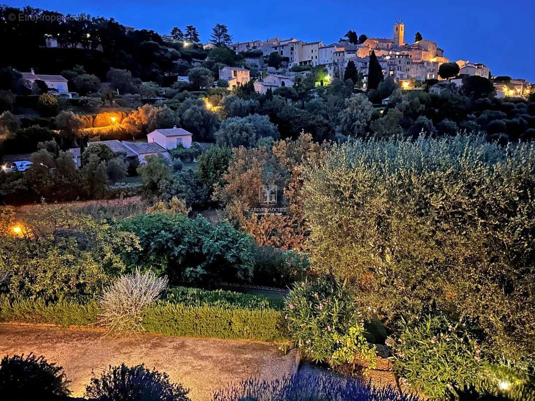 Maison à CHATEAUNEUF-GRASSE