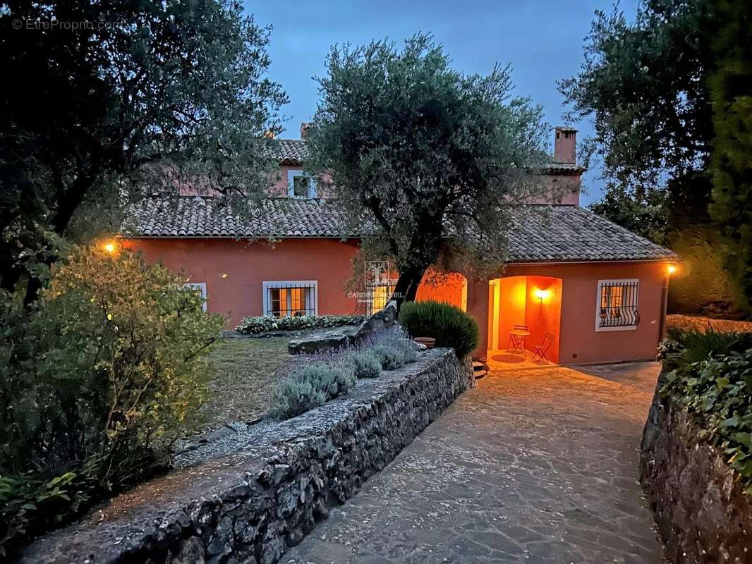 Maison à CHATEAUNEUF-GRASSE