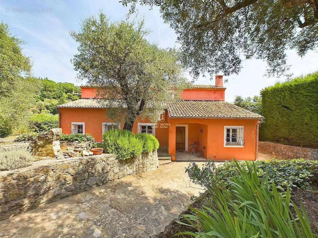 Maison à CHATEAUNEUF-GRASSE