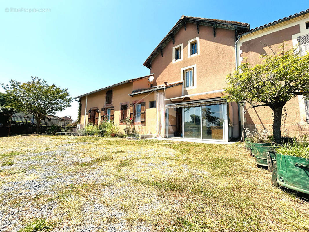 Maison à LABATUT-RIVIERE