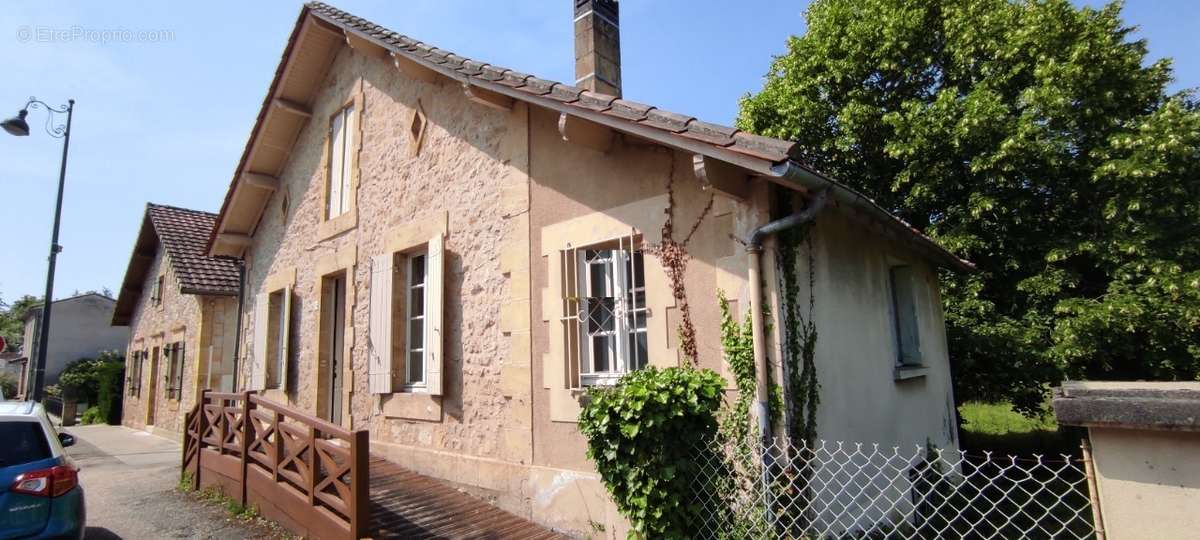 Maison à COUZE-ET-SAINT-FRONT