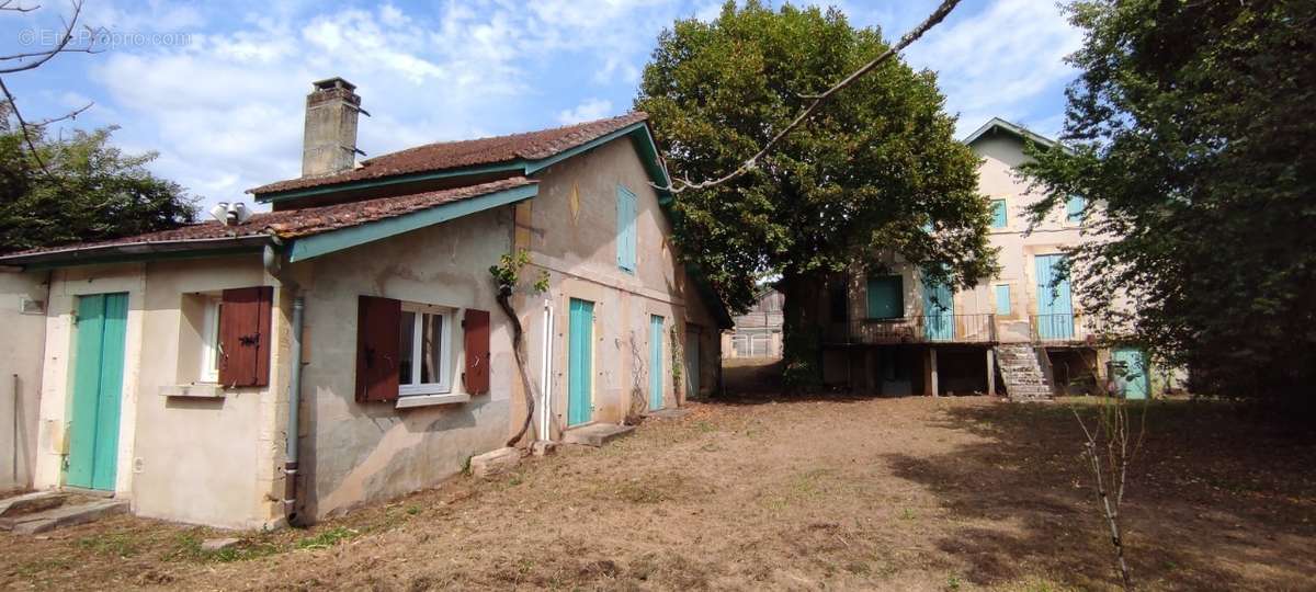 Maison à COUZE-ET-SAINT-FRONT