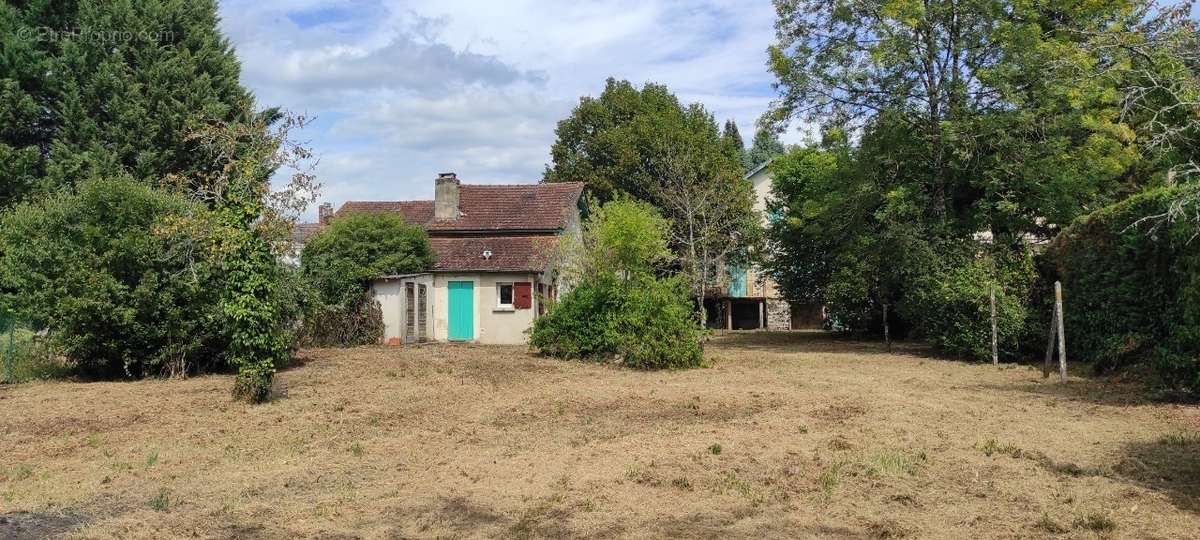 Maison à COUZE-ET-SAINT-FRONT