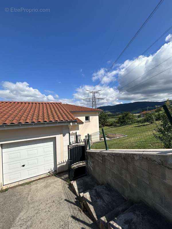 Garage - Maison à SAINT-JEAN-BONNEFONDS