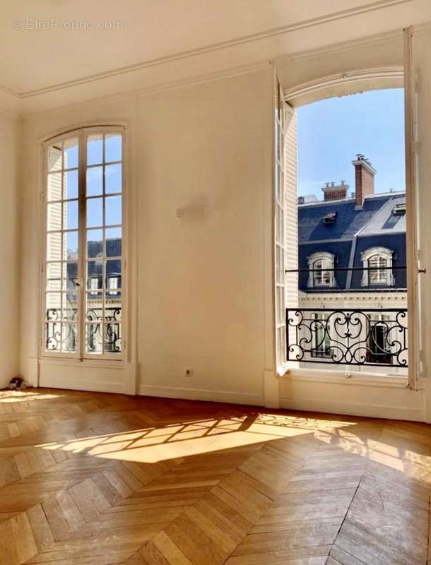 Appartement à PARIS-8E