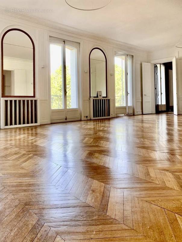 Appartement à PARIS-8E