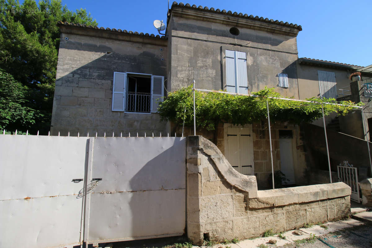 Maison à FONTVIEILLE