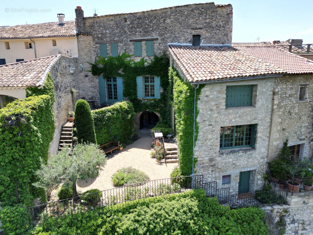 Maison à VENASQUE