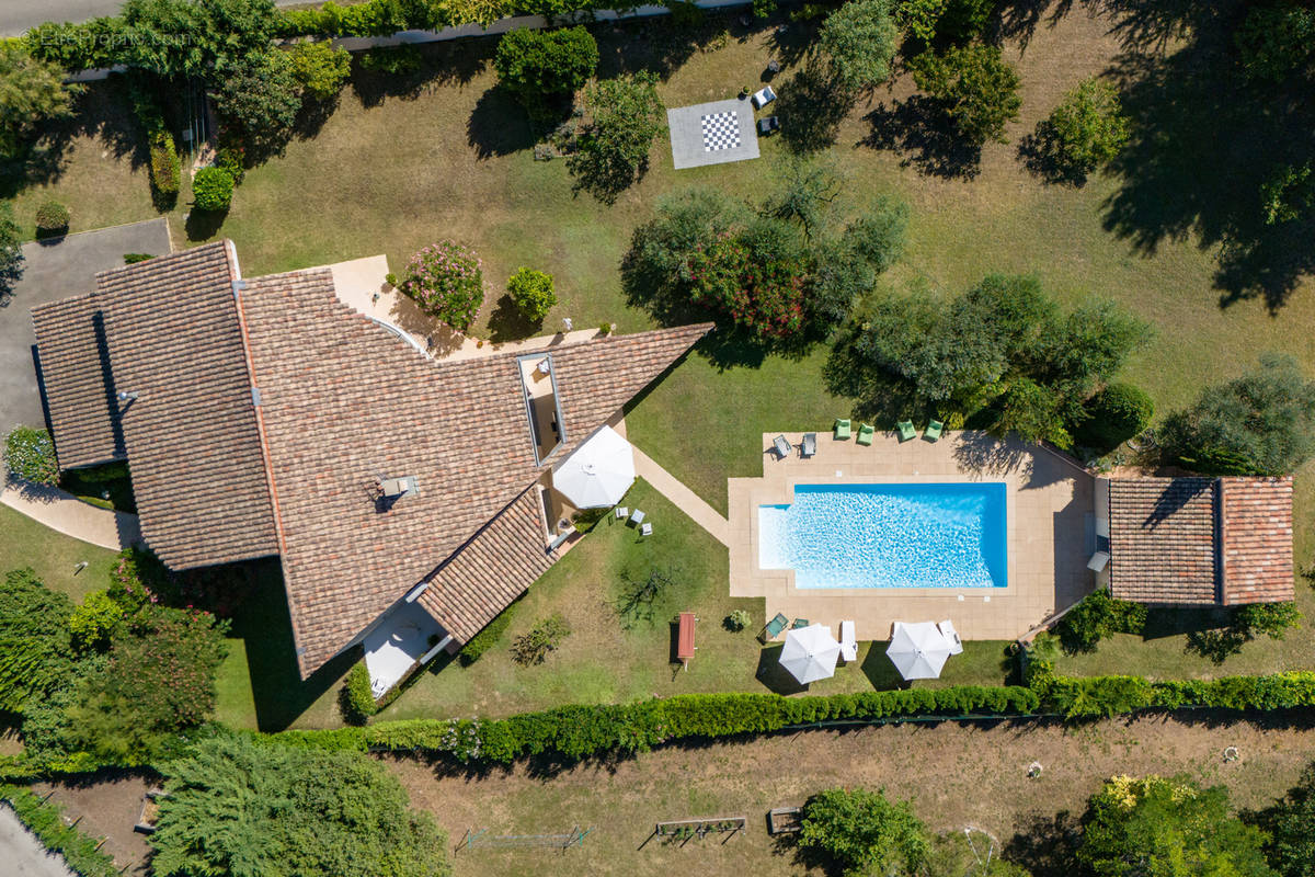 Maison à LA ROQUE-SUR-PERNES