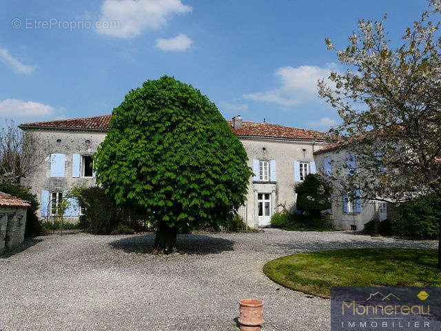 Maison à BARBEZIEUX-SAINT-HILAIRE