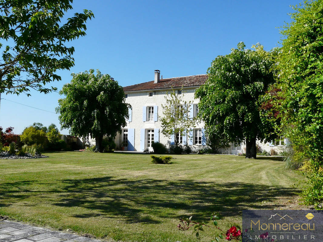 Maison à BARBEZIEUX-SAINT-HILAIRE