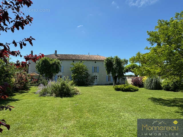 Maison à BARBEZIEUX-SAINT-HILAIRE