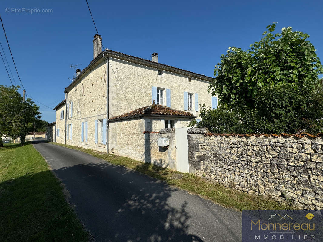 Maison à BARBEZIEUX-SAINT-HILAIRE