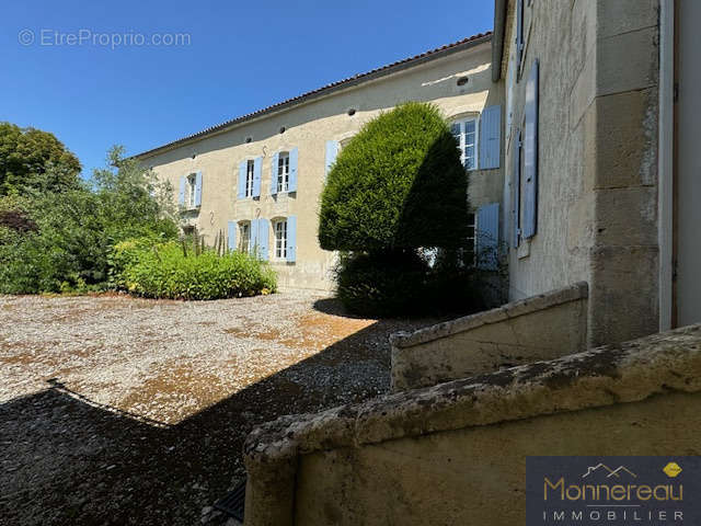 Maison à BARBEZIEUX-SAINT-HILAIRE