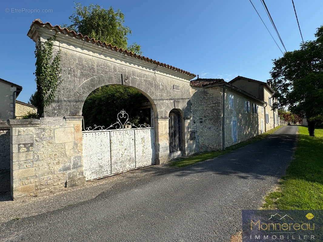 Maison à BARBEZIEUX-SAINT-HILAIRE