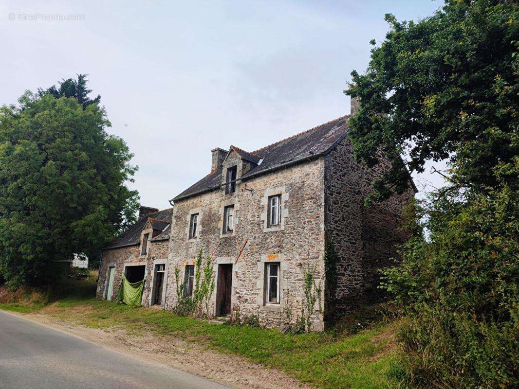 Maison à ALLINEUC