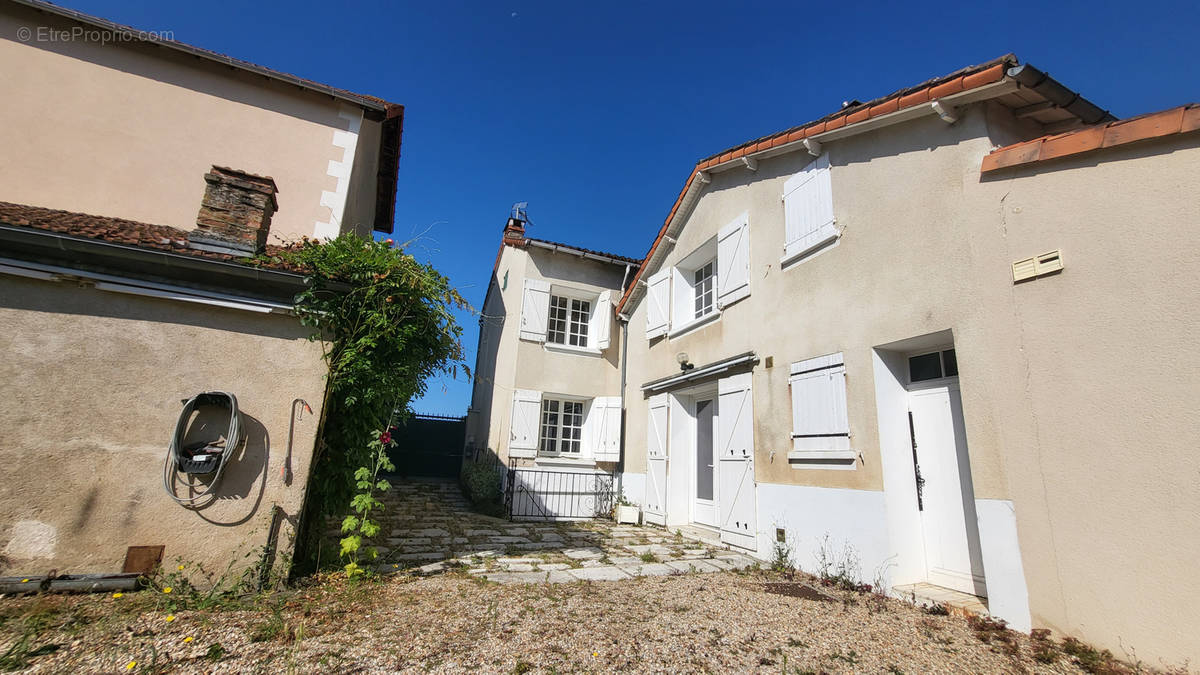 Maison à LUSSAC-LES-CHATEAUX