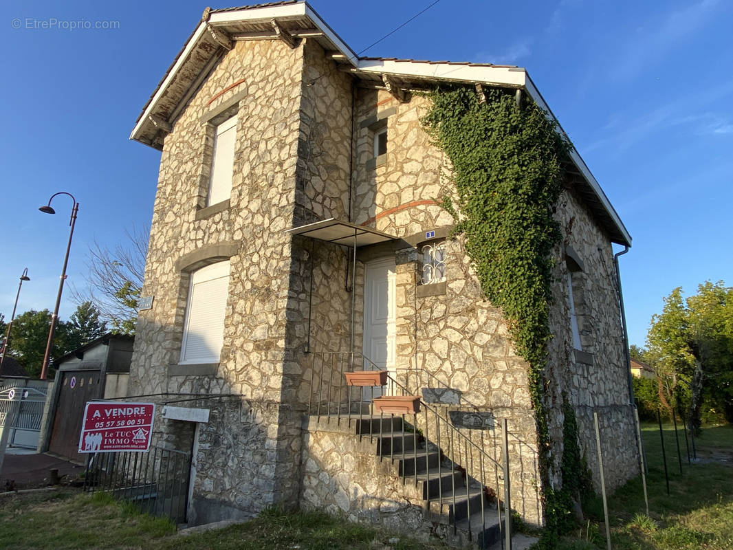 Maison à SAINT-YZAN-DE-SOUDIAC