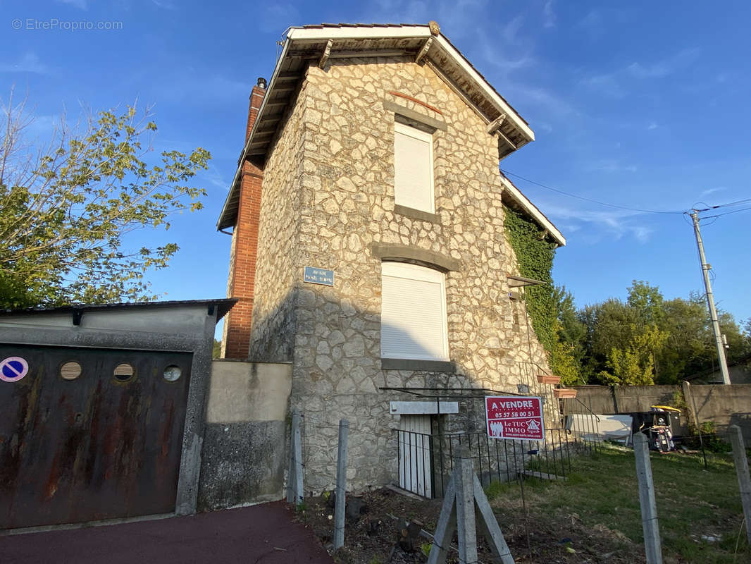 Maison à SAINT-YZAN-DE-SOUDIAC