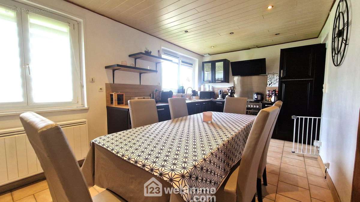 Son espace repas de 18 m² - Maison à ANIZY-LE-CHATEAU