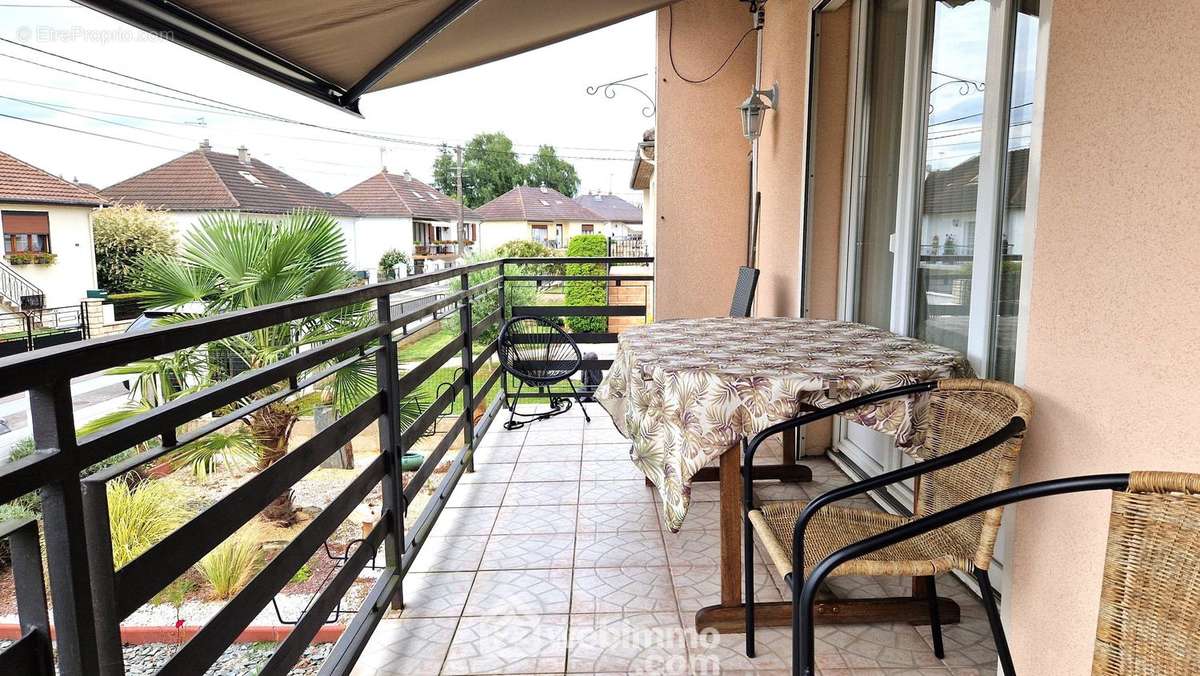 Une terrasse carrelée avec store banne - Maison à ANIZY-LE-CHATEAU