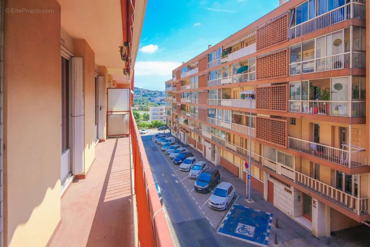 Appartement à SAINT-LAURENT-DU-VAR