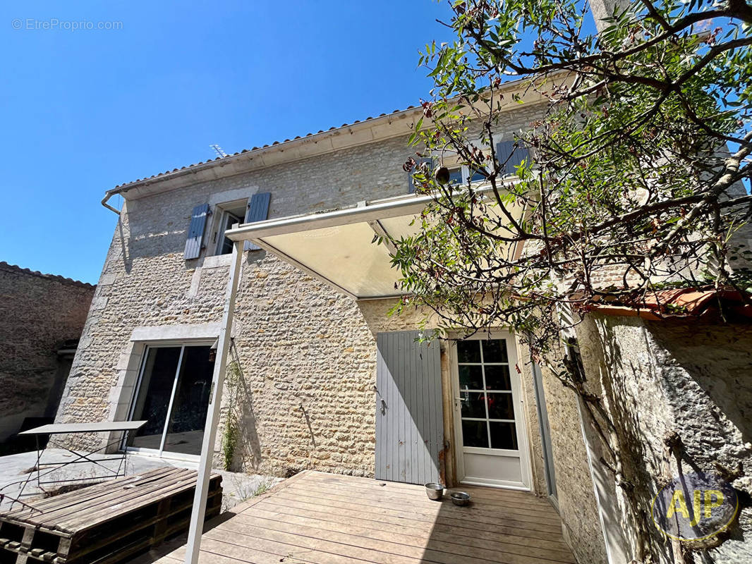 Maison à CHAMPAGNE-LES-MARAIS