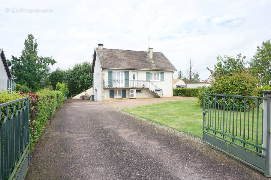 Maison à VARENNE-SAINT-GERMAIN