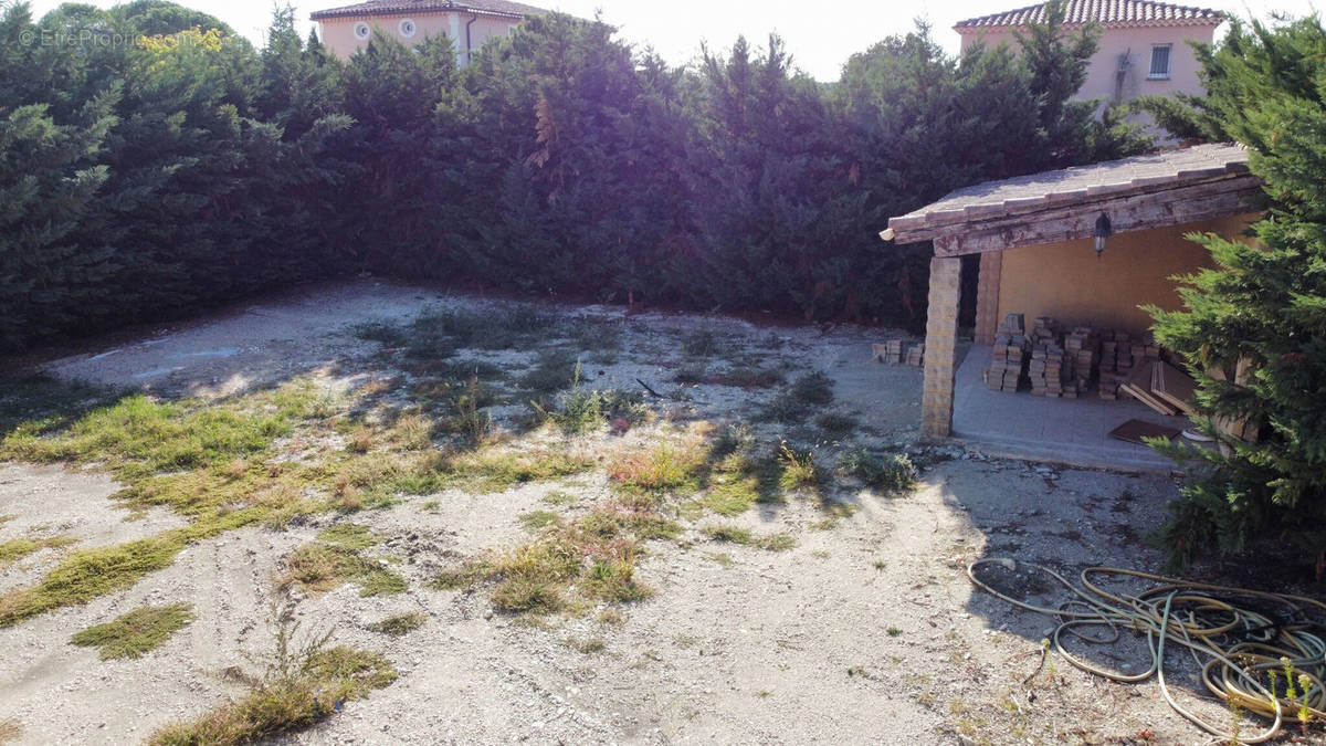 Terrain à PERNES-LES-FONTAINES