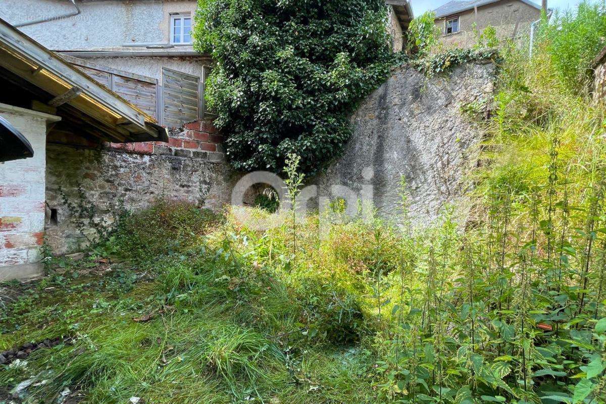 Maison à LA JONCHERE-SAINT-MAURICE