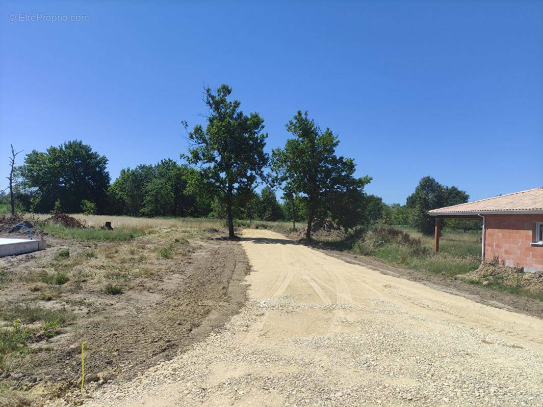 Terrain à YGOS-SAINT-SATURNIN