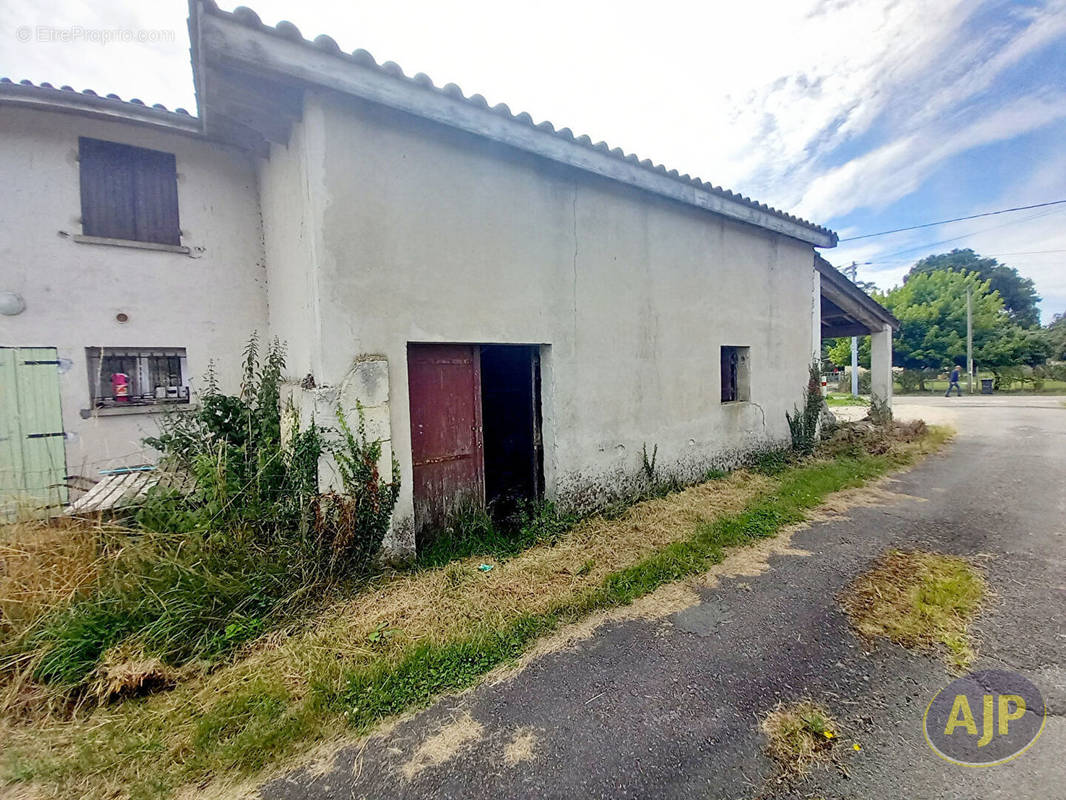 Parking à SAINT-GERMAIN-D&#039;ESTEUIL