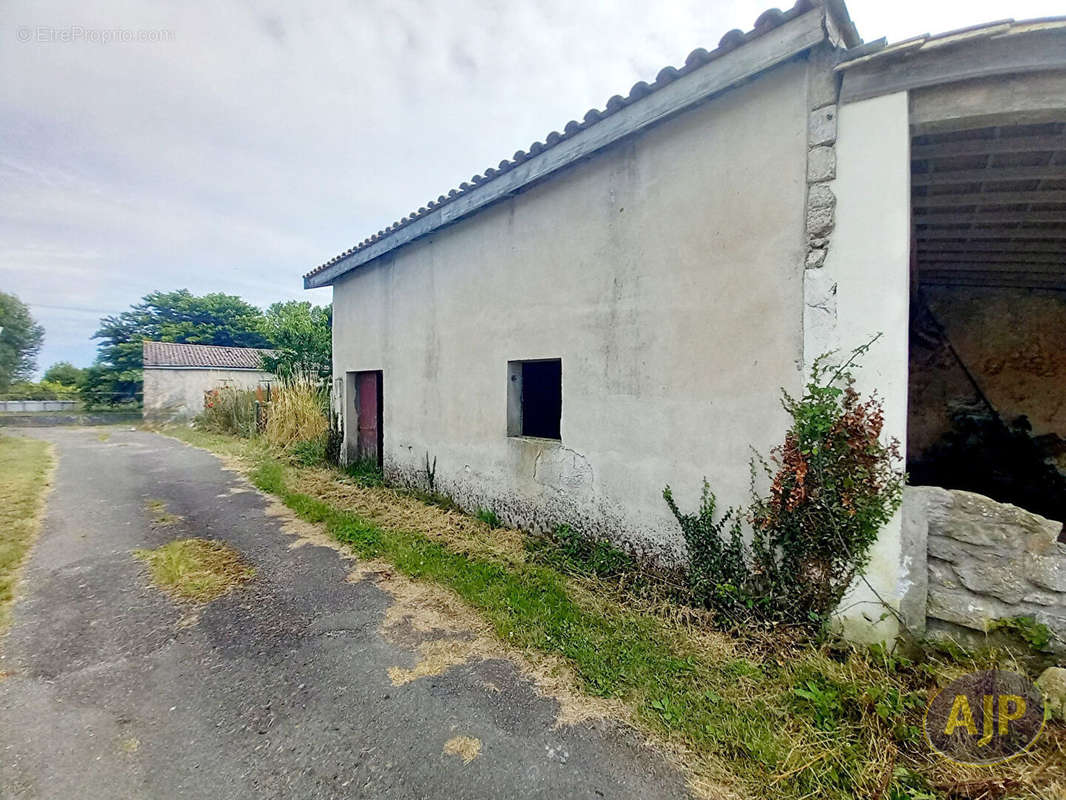 Parking à SAINT-GERMAIN-D&#039;ESTEUIL