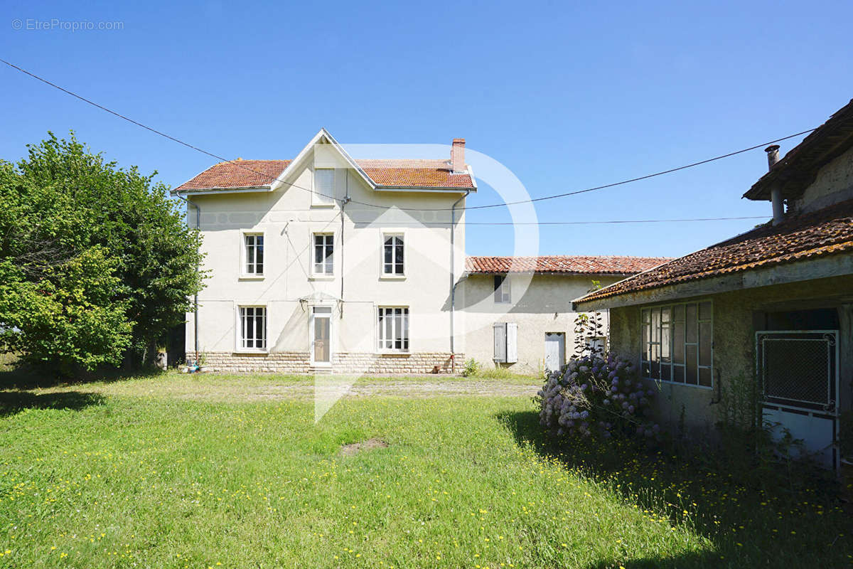 Maison à LAPEYROUSE-MORNAY