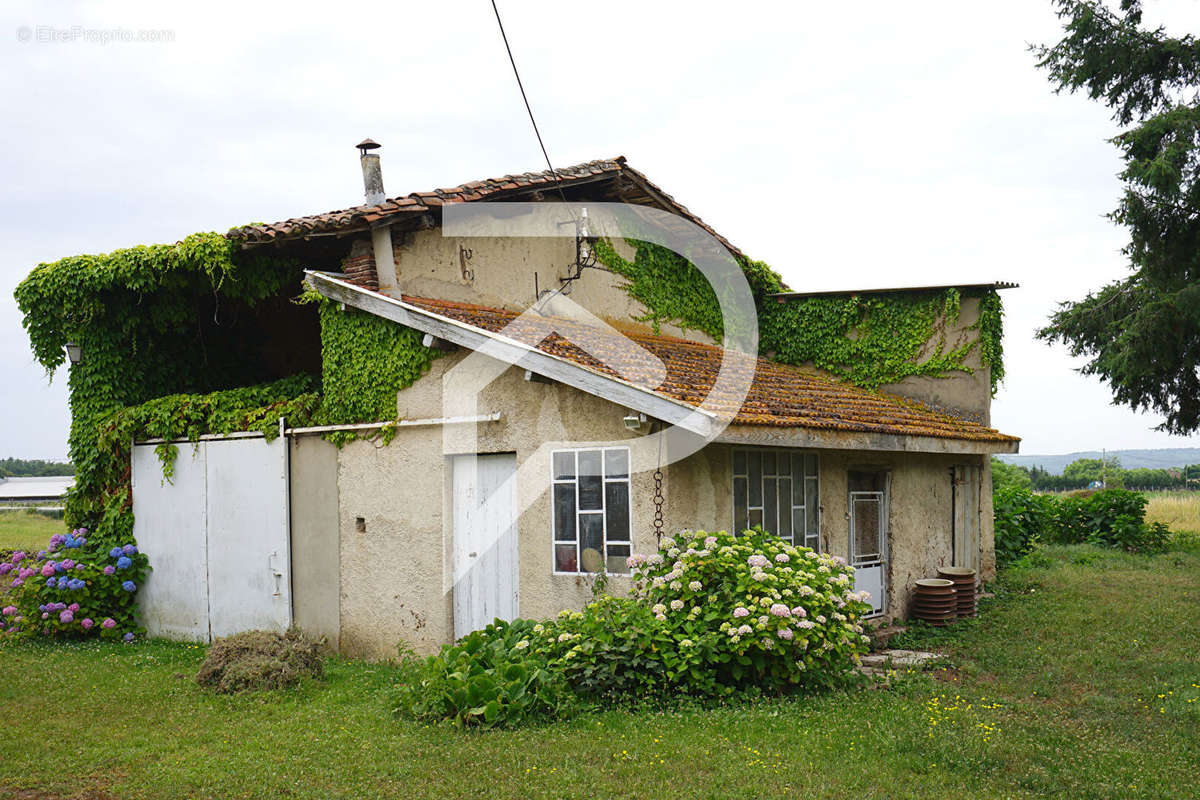 Maison à LAPEYROUSE-MORNAY